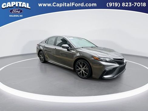 Used 2023 Toyota Camry SE image 2