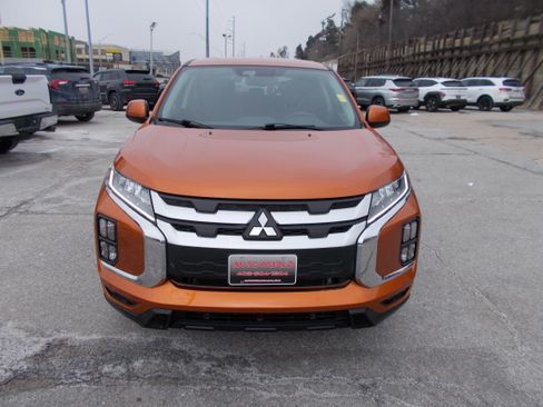 Used 2023 Mitsubishi Outlander Sport SE image 2