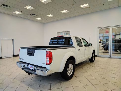 Used 2017 Nissan Frontier SV image 3