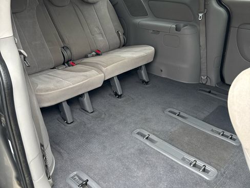 Used 2011 Kia Sedona LX image 12