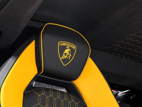 Used 2024 Lamborghini Revuelto image 36