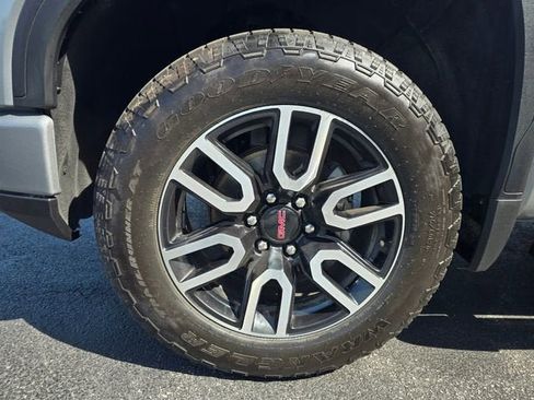 Used 2024 GMC Sierra 1500 AT4 w/ Technology Package AWD/4WD image 10