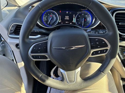 Used 2022 Chrysler Pacifica Limited w/ Uconnect Theater Family Group image 14