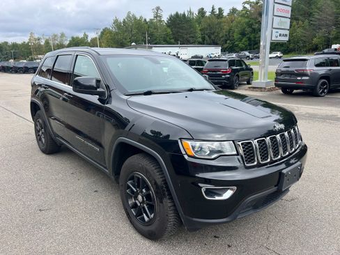 Used 2018 Jeep Grand Cherokee Laredo AWD/4WD image 3
