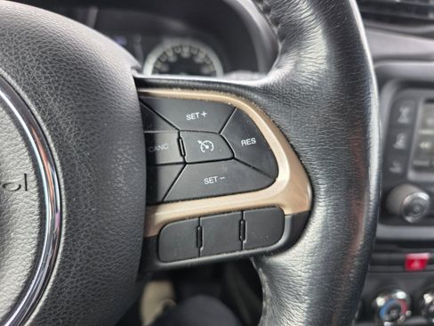 Used 2017 Jeep Renegade Latitude w/ Cold Weather Group image 16