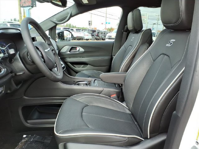 New 2026 Chrysler Pacifica Limited w/ S Appearance Package FWD image 8