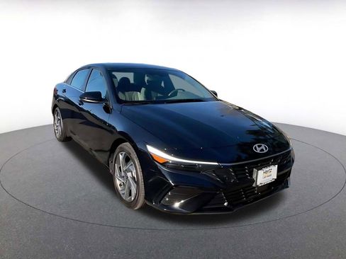 Used 2025 Hyundai Elantra SEL FWD image 2