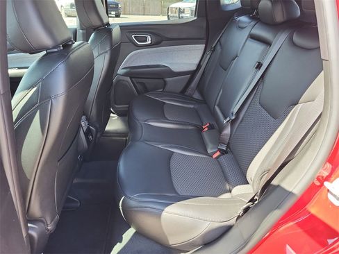 Used 2024 Jeep Compass Latitude image 23