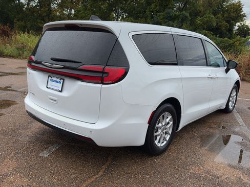 Used 2024 Chrysler Pacifica Touring FWD image 4
