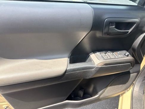 Used 2020 Toyota Tacoma SR5 AWD/4WD image 25