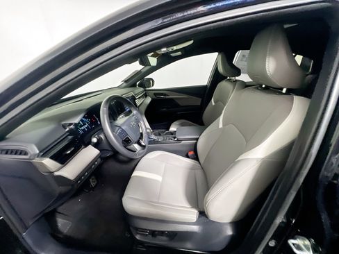 Used 2025 Toyota Camry SE w/ Convenience Package FWD image 14
