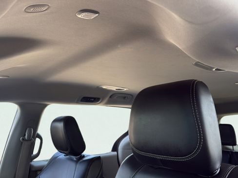Used 2024 Chrysler Pacifica Touring-L FWD image 15