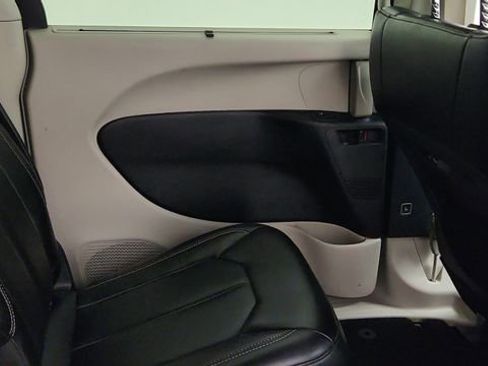 Used 2023 Chrysler Pacifica Touring-L FWD image 27