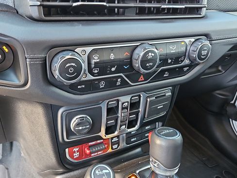 Used 2024 Jeep Gladiator Rubicon w/ Technology Group image 14