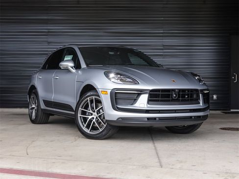 Used 2025 Porsche Macan image 9