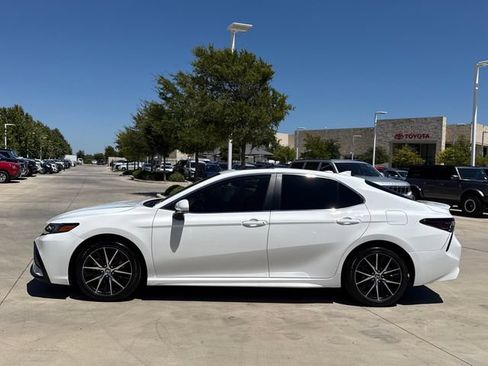 Used 2024 Toyota Camry SE FWD image 9