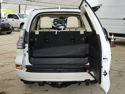 Used 2023 Lexus GX 460 Premium w/ Premium Package image 34