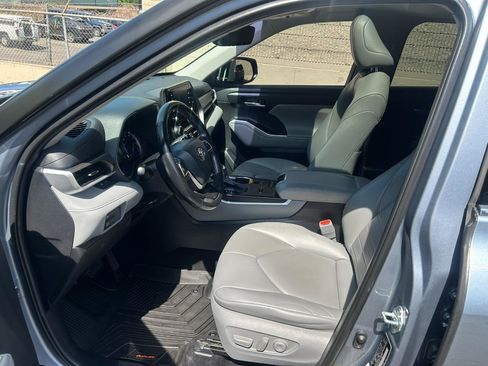 Used 2022 Toyota Highlander XLE AWD/4WD image 9