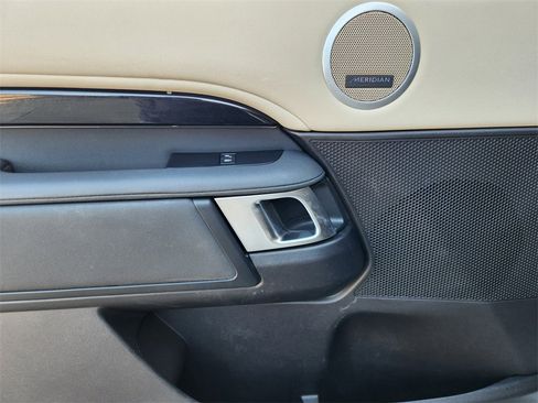 Used 2018 Land Rover Discovery SE image 22