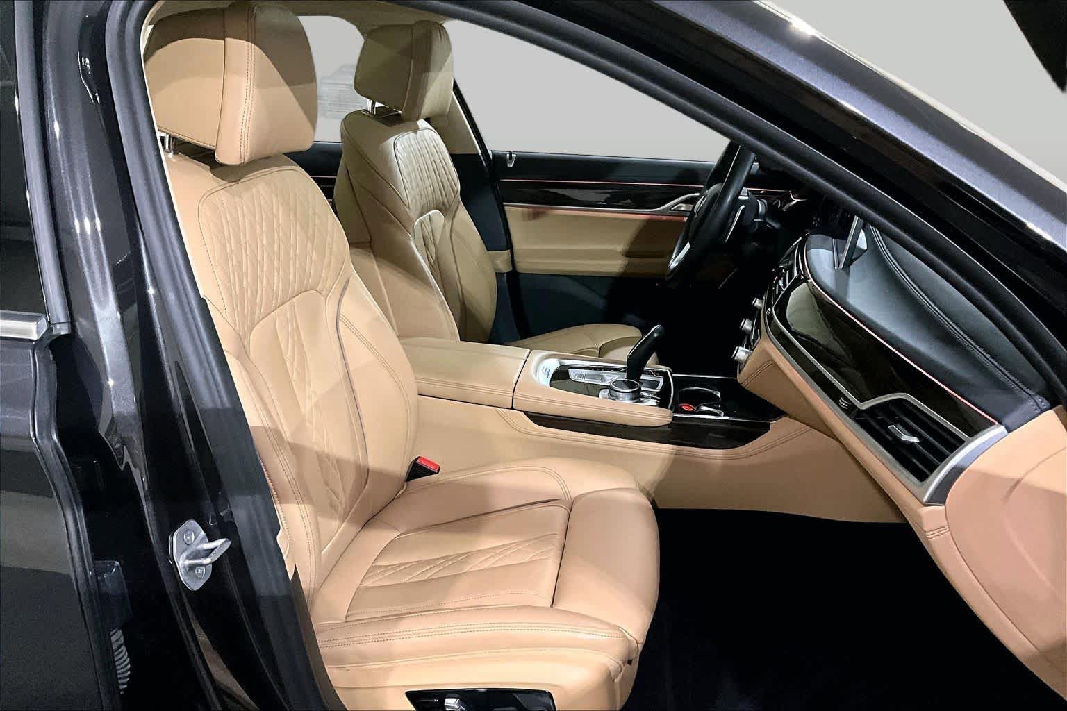 Used 2022 BMW 750i xDrive AWD/4WD image 7