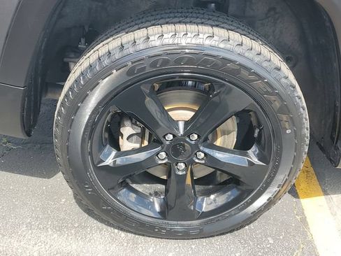 Used 2022 Jeep Grand Cherokee L Laredo AWD/4WD image 5