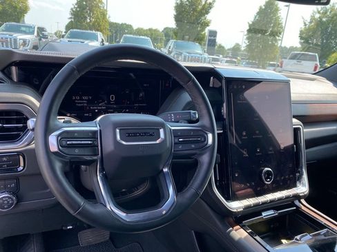 Used 2025 GMC Yukon XL Denali AWD/4WD image 15