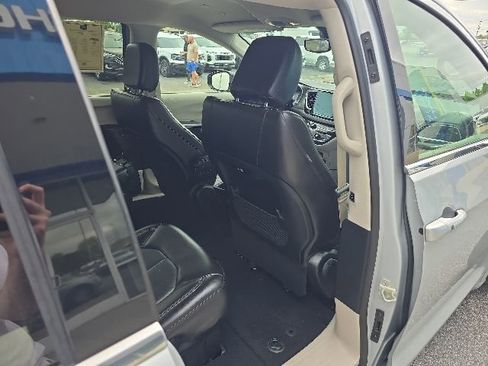 Used 2024 Chrysler Pacifica Touring-L FWD image 44