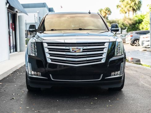 Used 2018 Cadillac Escalade Platinum RWD image 2