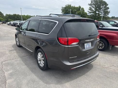 Used 2019 Chrysler Pacifica Touring-L FWD image 3
