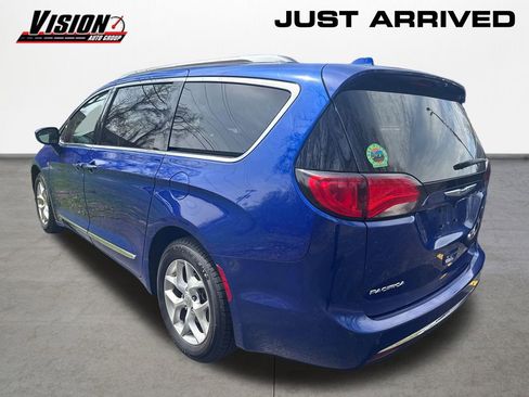 Used 2020 Chrysler Pacifica Touring-L w/ Tire & Wheel Group FWD image 7