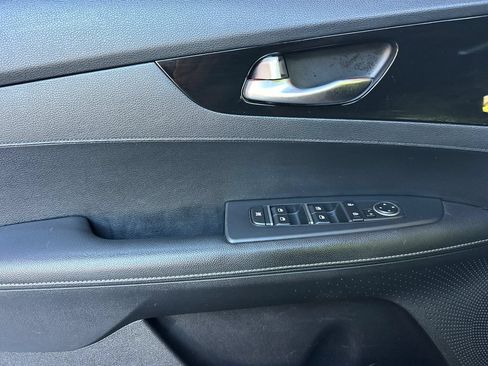 Used 2019 Kia Forte S w/ S Premium Package FWD image 11