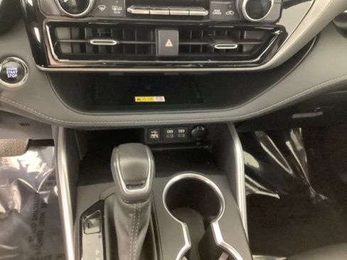 Used 2023 Toyota Highlander XLE AWD/4WD image 19