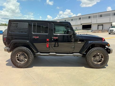 Used 2017 Jeep Wrangler Unlimited Sahara AWD/4WD image 6