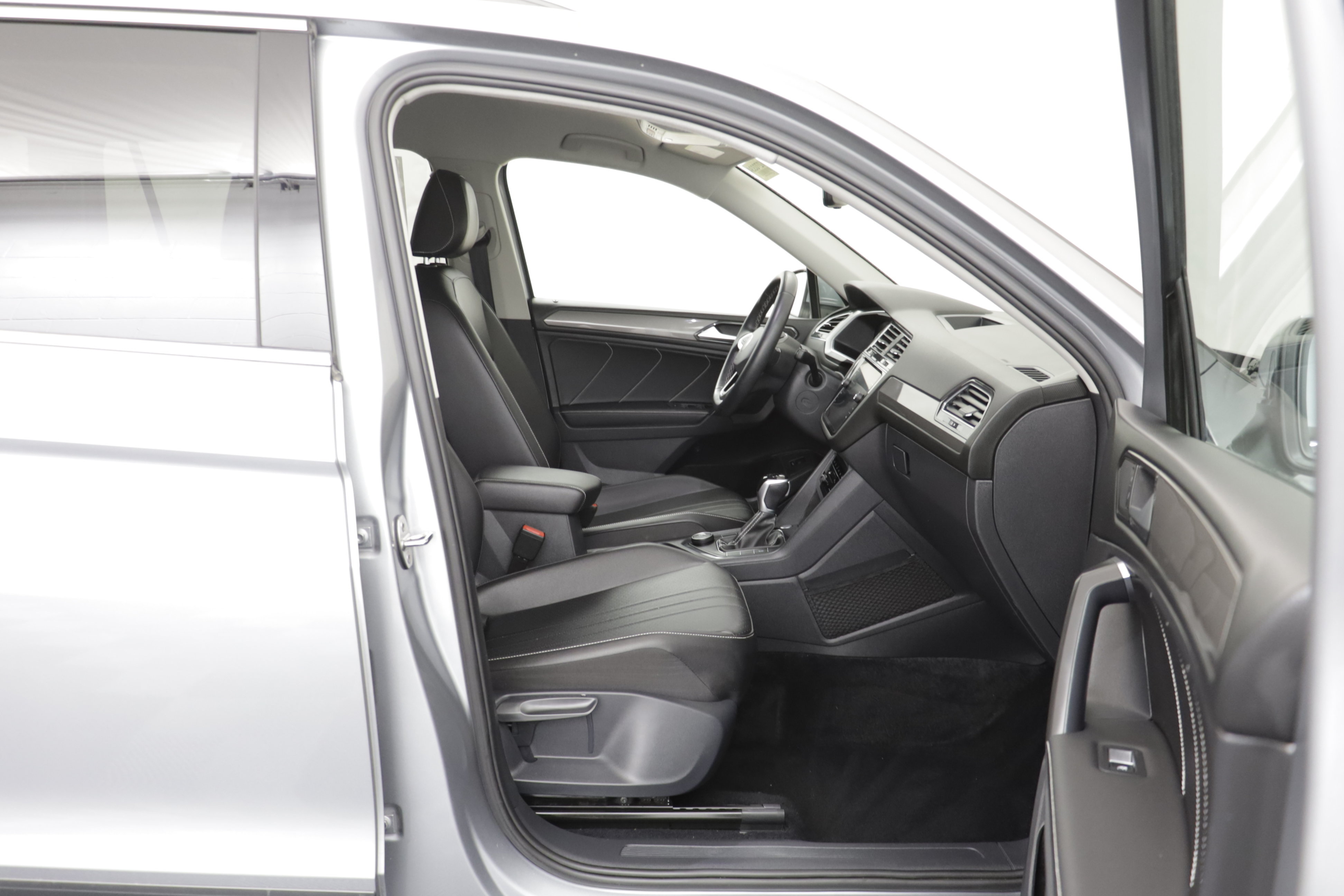 Used 2022 Volkswagen Tiguan SE AWD/4WD image 18