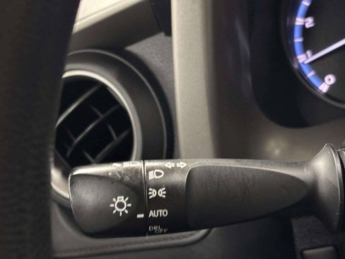 Used 2018 Toyota RAV4 LE AWD/4WD image 26