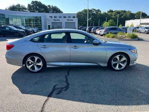 Used 2018 Honda Accord Touring image 2