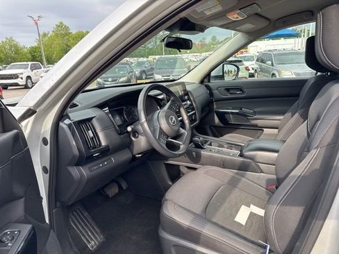 Used 2025 Nissan Pathfinder SV FWD image 6