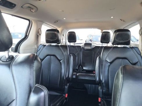 Used 2024 Chrysler Pacifica Touring-L FWD image 6