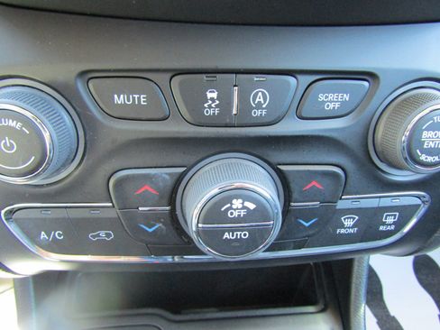 Used 2023 Jeep Cherokee Altitude Lux AWD/4WD image 29