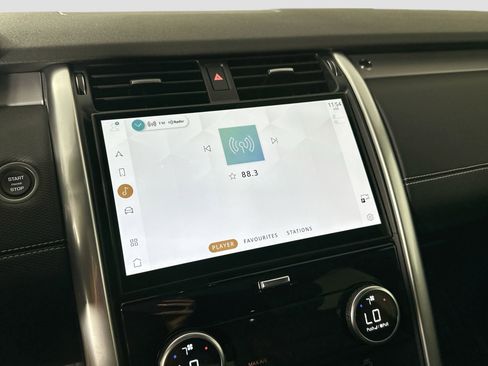 Certified 2025 Land Rover Discovery Dynamic SE image 16