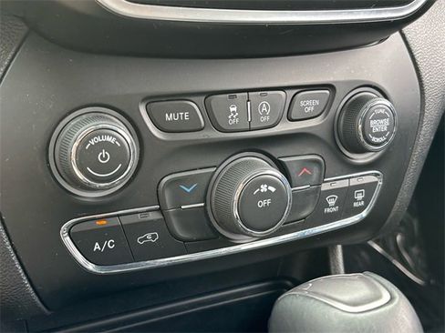 Used 2020 Jeep Cherokee Latitude Plus image 27