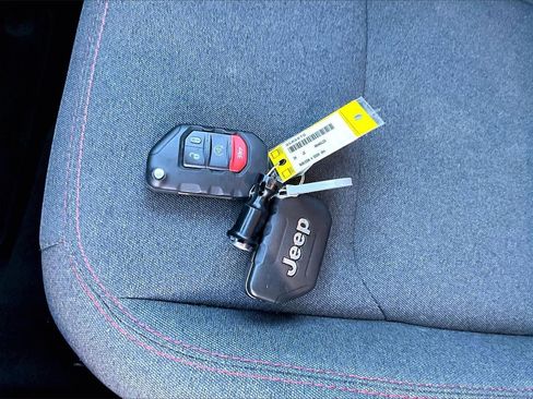 Certified 2024 Jeep Wrangler Unlimited Rubicon w/ Technology Group image 31