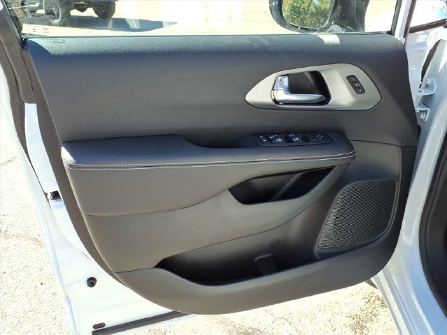New 2026 Chrysler Pacifica Select AWD/4WD image 18