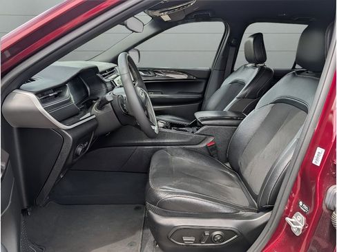 Used 2023 Jeep Grand Cherokee Altitude RWD image 14
