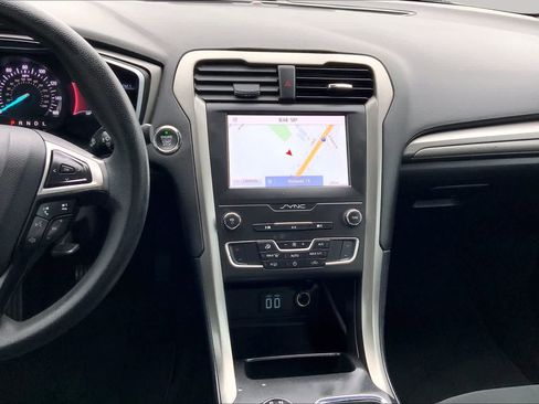 Used 2020 Ford Fusion SE FWD image 7