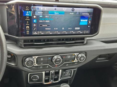 Used 2025 Jeep Gladiator Sport AWD/4WD image 17