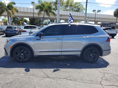 Used 2023 Volkswagen Tiguan SE R-Line image 2