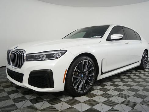 Used 2021 BMW 740i w/ M Sport Package image 7