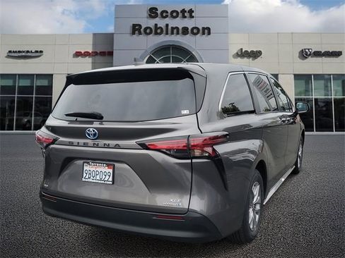 Used 2022 Toyota Sienna XLE image 4