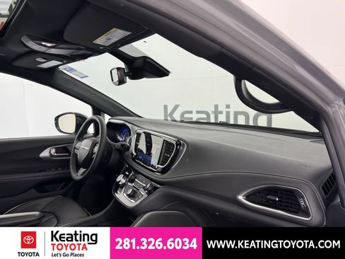 Used 2025 Chrysler Pacifica Limited FWD image 21